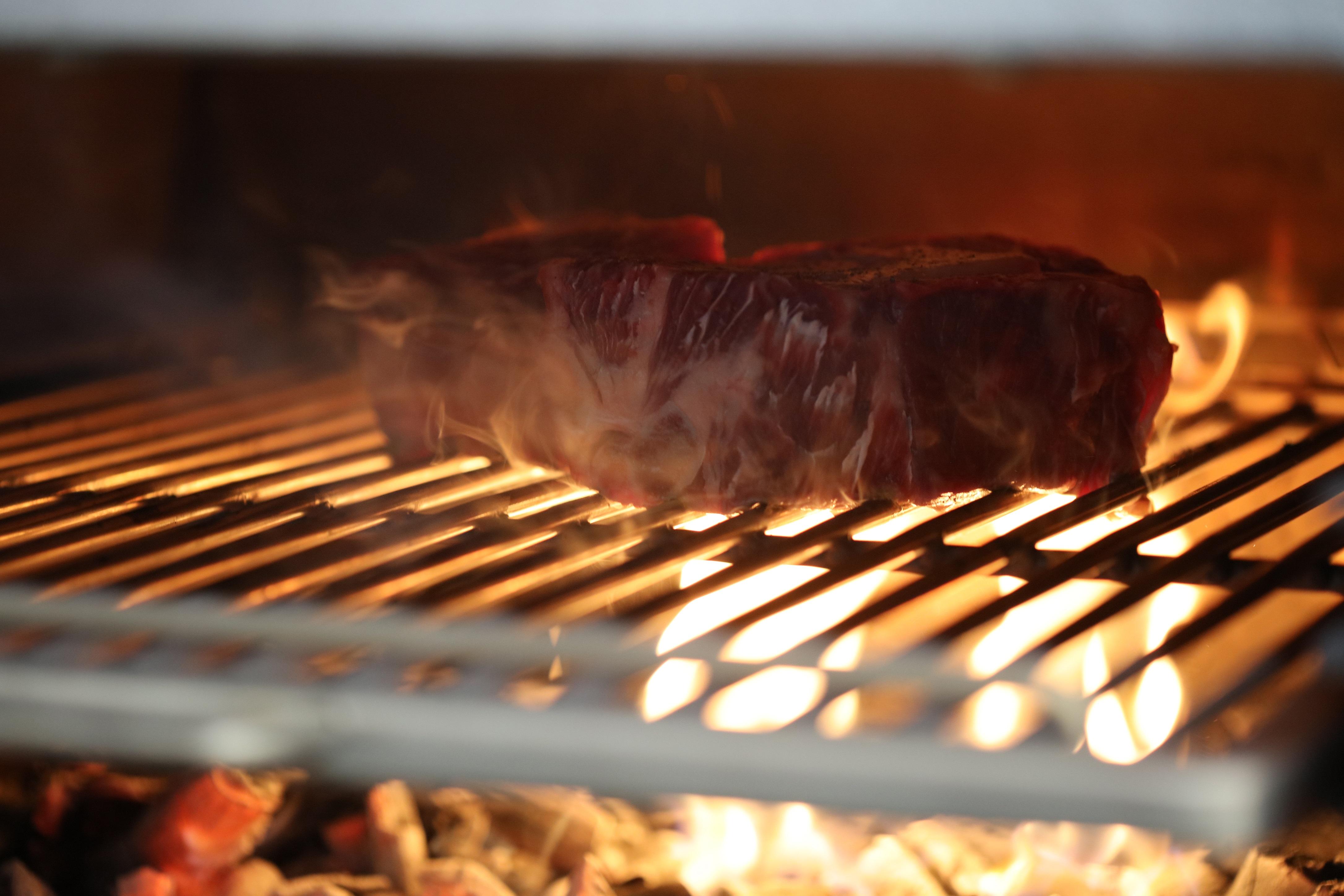 Bo Hotel Palma Exterior foto A steak being cooked on a barbecue.
